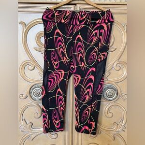 Capri Leggings with Vibrant Abstract Pattern mesh area sz s/m high waist guc